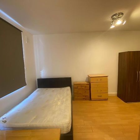 Golders Way Rooms Лондон Екстериор снимка