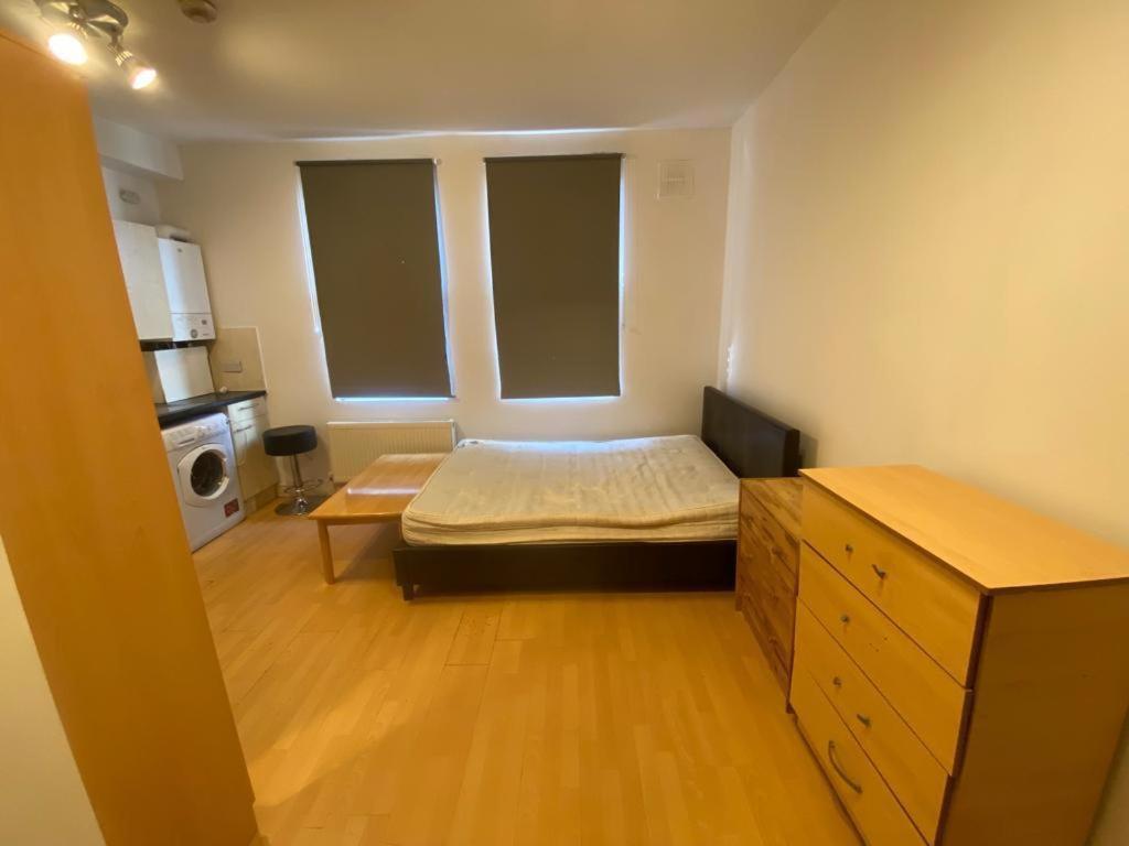 Golders Way Rooms Лондон Екстериор снимка