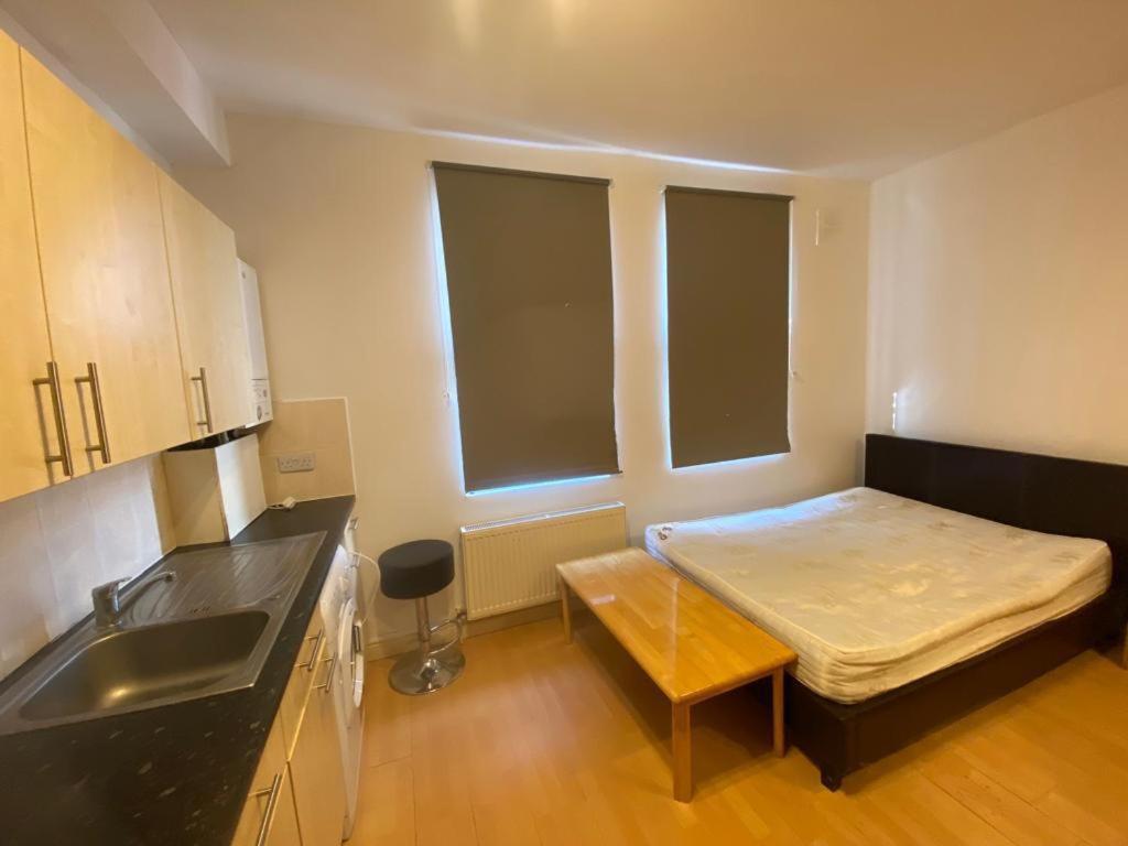 Golders Way Rooms Лондон Екстериор снимка