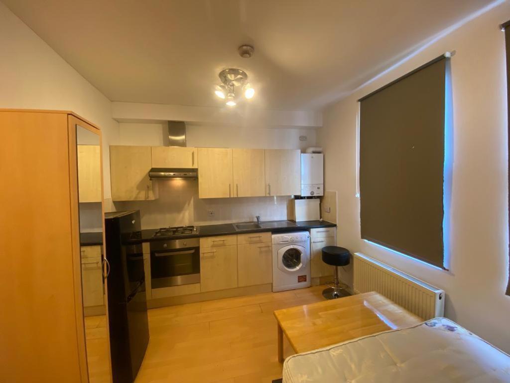 Golders Way Rooms Лондон Екстериор снимка
